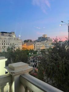 einen Balkon mit Stadtblick in der Unterkunft Duplex in historical heart of the Plaza San Martín in Lima