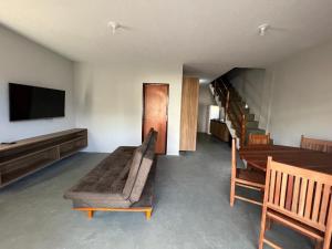 ein Wohnzimmer mit Couch und Flachbildfernseher in der Unterkunft Paraíso Barra Grande in Barra Grande