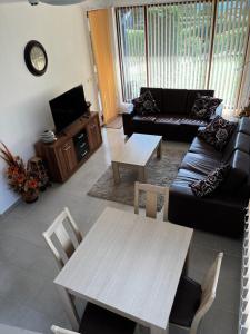 sala de estar con sofá y mesa en Gorgeous, 3 Bed Villa at Bay View Villas, en Kosharitsa