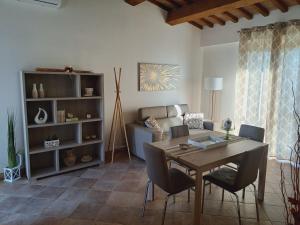 sala de estar con mesa y sofá en Casa Vacanze La Perla del Lago, en Passignano sul Trasimeno