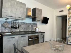 Kuchyňa alebo kuchynka v ubytovaní Vivaldi Home - Immobili e Soluzioni Rent
