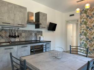 Kuchyňa alebo kuchynka v ubytovaní Vivaldi Home - Immobili e Soluzioni Rent