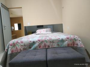 ein Schlafzimmer mit einem Bett mit einer Decke darauf in der Unterkunft Casa mobiliada de 2 quartos na R Oliveira Alves Fontes, 609 - Jardim Gonzaga in Juazeiro do Norte