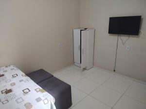 a room with a bed and a television in it at Casa mobiliada de 2 quartos na R Oliveira Alves Fontes, 609 E 603 - Jardim Gonzaga in Juazeiro do Norte