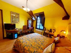 ein Schlafzimmer mit gelben Wänden und ein Bett in einem Zimmer in der Unterkunft Cottage Saint Martin in Ozolles