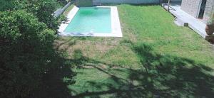 an overhead view of a swimming pool in a yard at Visión ESCAPE Piriápolis in Piriápolis