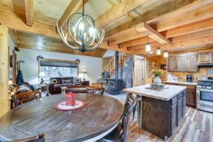 Η κουζίνα ή μικρή κουζίνα στο Peaceful Garden Valley Cabin with Private Deck!
