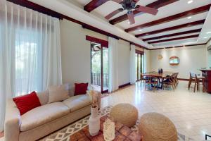 Pinilla Flor de Malinche 15 في تاماريندو: غرفة معيشة مع أريكة وطاولة