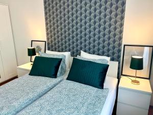 - une chambre avec un grand lit et 2 oreillers dans l'établissement Lotus Apartments Corvin, à Budapest