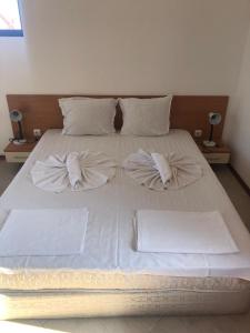 1 cama blanca grande con 2 almohadas en Captivating, 1 Bedroom at Bay View Villas, en Kosharitsa