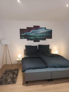 a bedroom with a bed with a painting on the wall at L8 Street - Gneisenaustraße 9 in Pforzheim