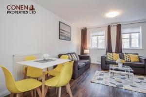 Captivating 2-Bed Apartment in Grays في ثوروك الغربية: غرفة معيشة مع أريكة وطاولة وكراسي