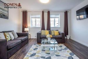 Χώρος καθιστικού στο Captivating 2-Bed Apartment in Grays