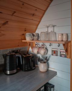 Timber Valley Pods في Galston: مطبخ مع كونتر توب مع آلة صنع القهوة