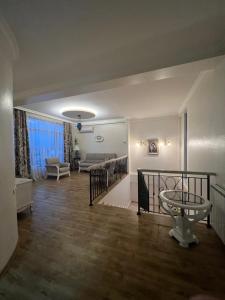 een woonkamer met een bank en een tafel bij Lisi villa in Tkhinvali