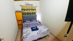um pequeno quarto com uma cama num quarto em Lumay em Puerto Iguazú