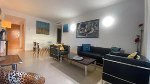 - un salon avec des canapés et une salle à manger dans l'établissement appartement bord de mer 15 mn de Dénia, à El Verger