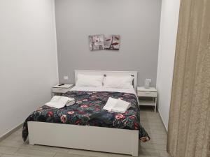 um quarto com uma cama e duas mesas de cabeceira em Eleonora's Home em Nápoles