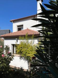 een wit huis met een raam en een dak bij Aura rural II in San Pablo de los Montes