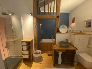 a bathroom with a sink and a shower and a tub at Wohnung in historischem Pfarrhof auf Rügen in Poseritz