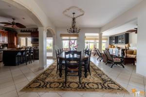 uma sala de jantar e cozinha com mesa e cadeiras em Luxurious Ocean View Tierra del Sol Villa em Palm-Eagle Beach