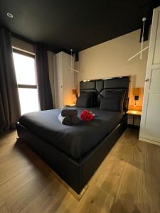En eller flere senger på et rom på Les suites de Stanislas jacuzzi & spa