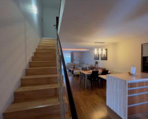 Televízia a/alebo spoločenská miestnosť v ubytovaní Apartmánový Dom 44