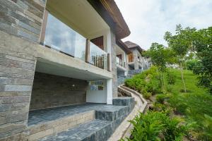 una vista exterior de una casa con una fachada de piedra en Tabebuia Spa and Safari Resort en Fort Portal