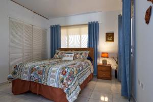 un dormitorio con una cama y una ventana en Aruba Palm Beach Villa, en Palm-Eagle Beach 17 fotos más