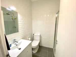 Phòng tắm tại Estoril 2 & 5- Beach Side Casino Garden Studio +37 ảnh