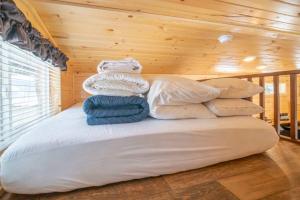 Ένα ή περισσότερα κρεβάτια σε δωμάτιο στο The Sophia Cabin #3 at Blue Spruce RV Park & Cabins