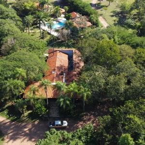 una vista aérea de una casa con piscina en Genipapo Hotel Fazenda e Pesca esportiva, en Bonito