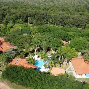una vista aérea de un complejo con piscina en Genipapo Hotel Fazenda e Pesca esportiva, en Bonito