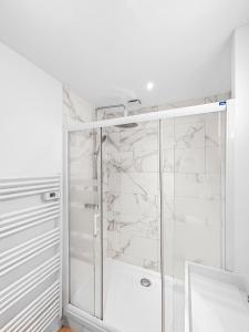 een badkamer met een douche en een glazen deur bij Orléans hypercentre 4 pers appart avec cachet in Orléans