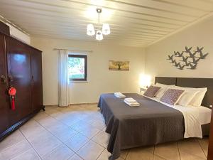 Ένα ή περισσότερα κρεβάτια σε δωμάτιο στο Fyllosia Villa Part of Cretan Retreat +50 φωτογραφίες