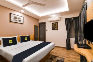 - une chambre avec un lit et une télévision à écran plat dans l'établissement Townhouse OAK Sayhallo Ecstasy, à Bhubaneswar