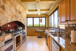 a large kitchen with a stove and a sink at Beverly Hills Aruba in Palm-Eagle Beach