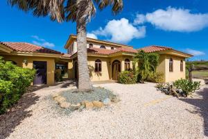 鷹海灘的住宿－Beverly Hills Aruba，前面有棕榈树的房子