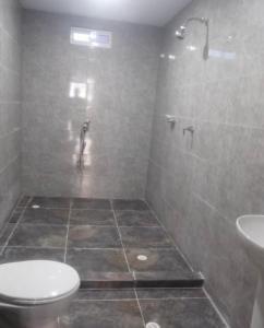 y baño con ducha, aseo y lavamanos. en Casa prado alto, en Barranquilla