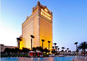 un edificio de hotel con piscina frente a él en Sunset Station Hotel & Casino en Las Vegas