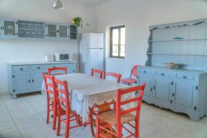 uma cozinha com uma mesa e cadeiras e um frigorífico em Double bedroom with ensuite in spacious corner apartment em Birkirkara