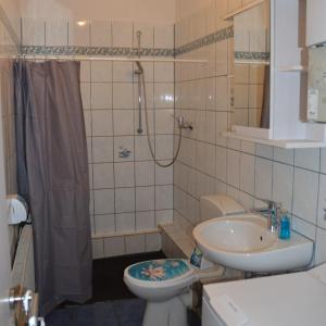 ein Bad mit einem Waschbecken, einem WC und einer Dusche in der Unterkunft *Monteurwohnung* Hagen Bahnhof in Hagen