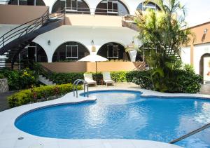 a swimming pool in front of a building at Hotel El Gran Marqués in Trujillo