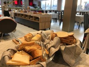 un vassoio di pane e formaggio su un tavolo di Hotel Formula Int. & Puravita SPA a Rosolina