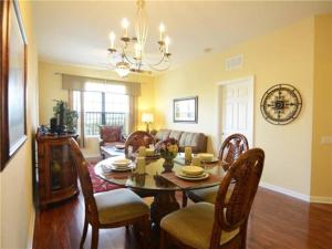 een woonkamer met een eettafel en stoelen bij Apartment at Vista Cay Resort in Orlando