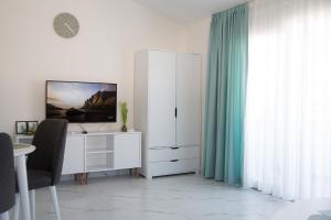 Habitación con armario blanco y escritorio. en Art Life apartments (Olive), en Alanya
