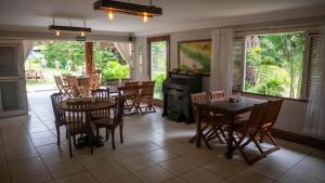 uma sala de jantar com mesas e cadeiras e um fogão em Hotel Chale Nosso Sítio em Guaramiranga mais 37 fotografias