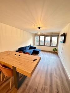 uma sala de estar com um sofá e uma mesa em Magnifique appartement à Bagnolet-Paris 102 em Bagnolet
