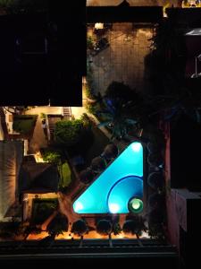 an overhead view of a swimming pool at night at Bungalows Las Tortugas in Lo de Marcos