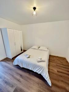 a bedroom with a bed with two towels on it at Magnifique appartement à Bagnolet-Paris 102 in Bagnolet